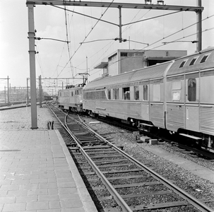 854287 Afbeelding van een electrische locomotief reeks 15 van de N.M.B.S. met een T.E.E. Étoile du Nord bestaande uit ...